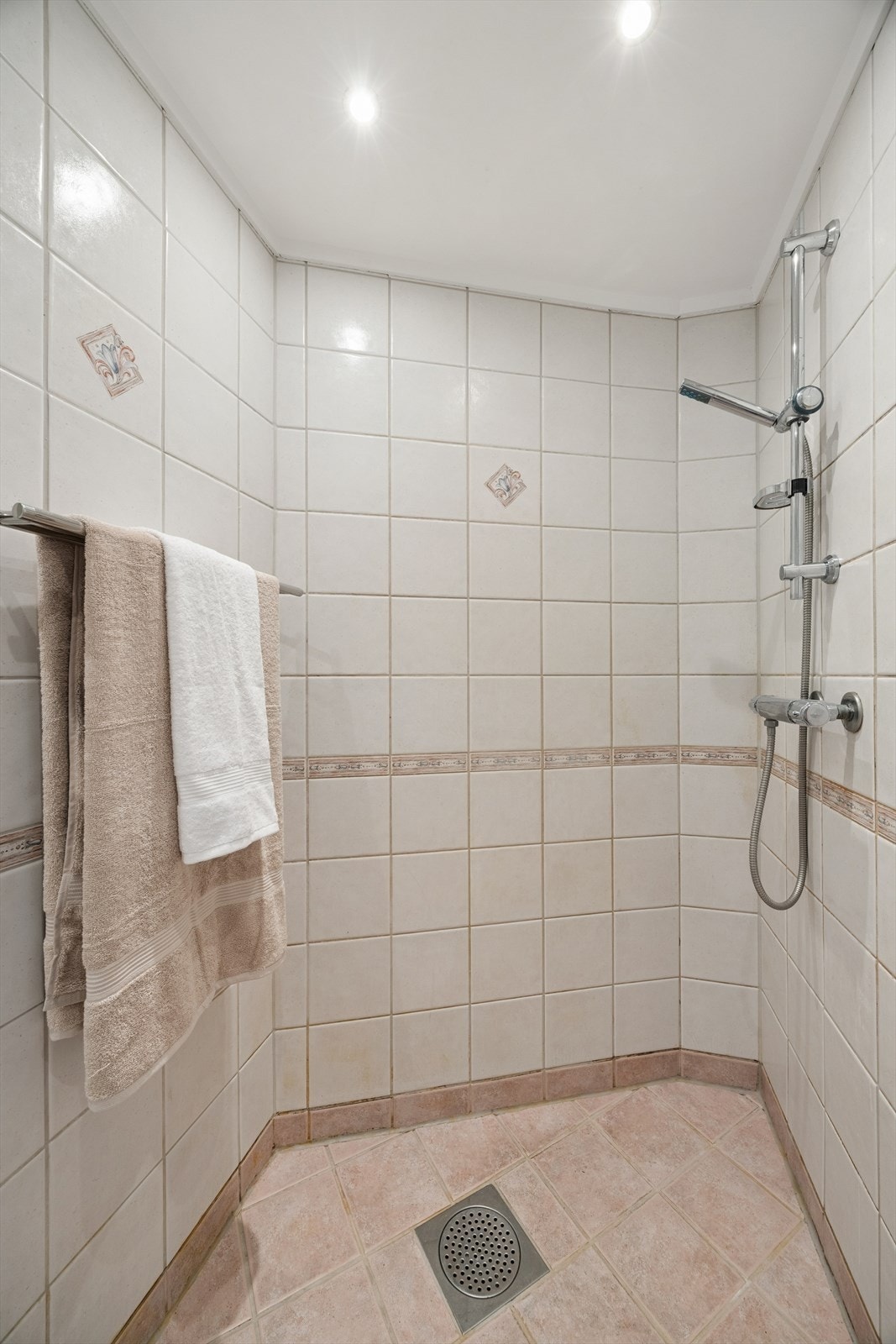 Badet har flislagt gulv med elektriske varmekabler og downlights i himlingen. Badet er ikke byggemeldt/søkt om, se punkt "brukstillatelse/ferdigattest" i salgsoppgaven for mer info. Galleribilde