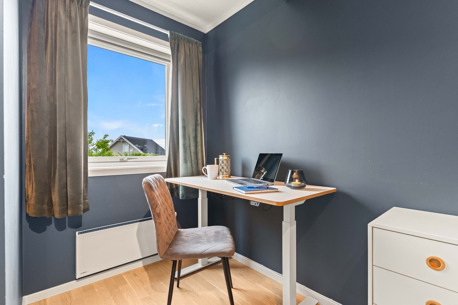 Rommet har også plass til en egen arbeidskrok ved vinduet. Galleribilde