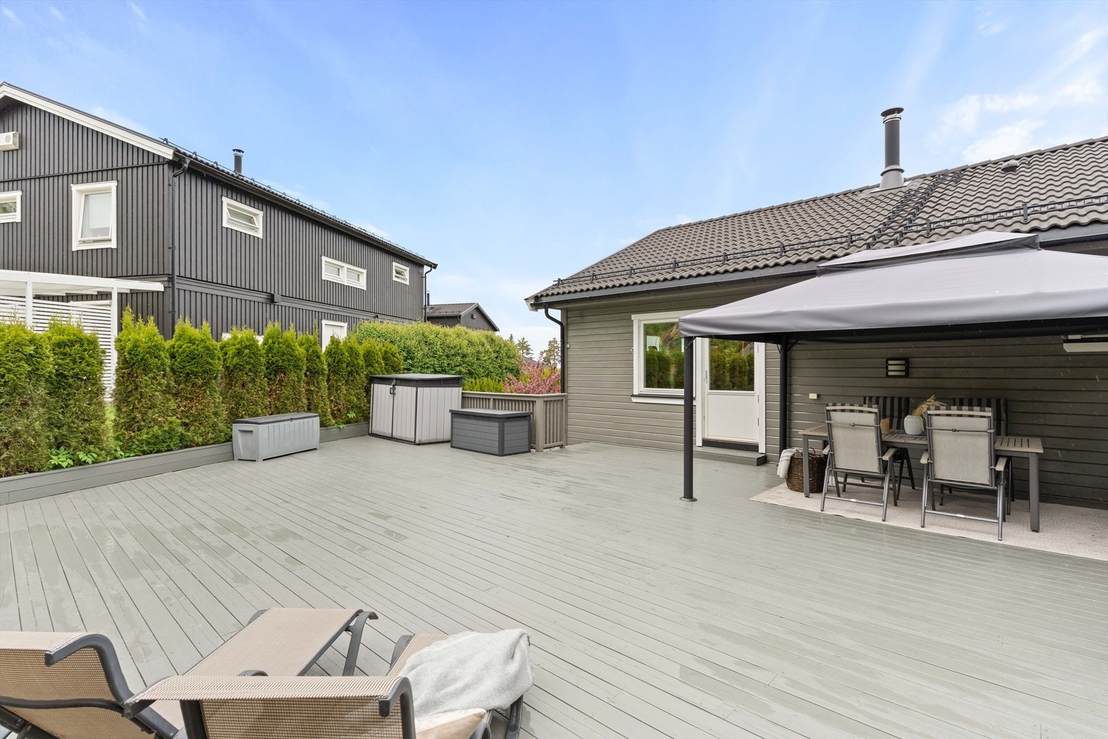 Eiendommen er pent opparbeidet med beplantning og steinbelagte gangarealer. Galleribilde