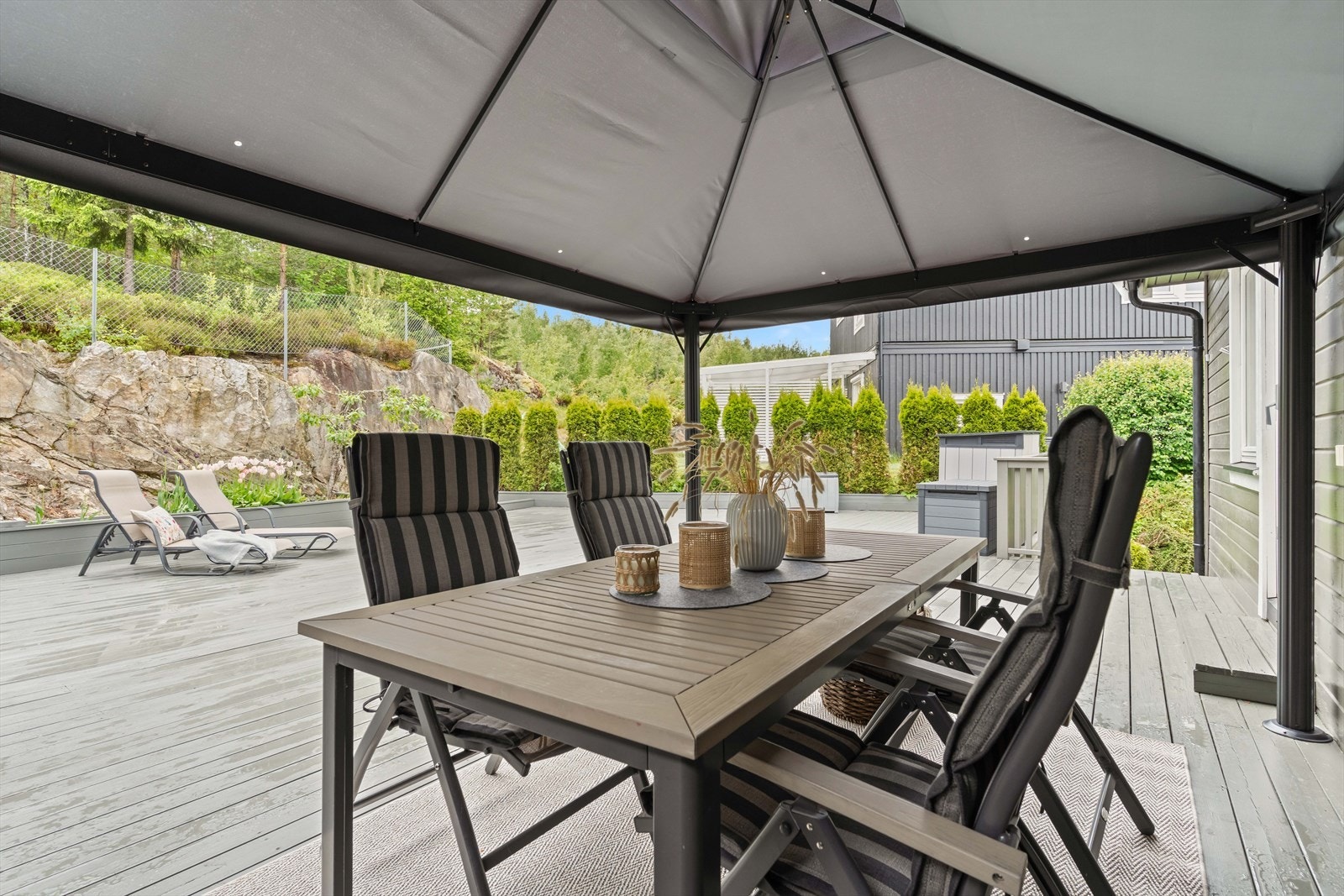Her er det god plass for grilling, sosiale sammenkomster og avslapning. Galleribilde