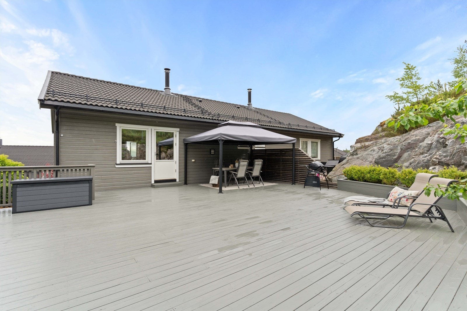 Stor, usjenert terrasse med meget gode solforhold og god plass til utemøbler. Galleribilde