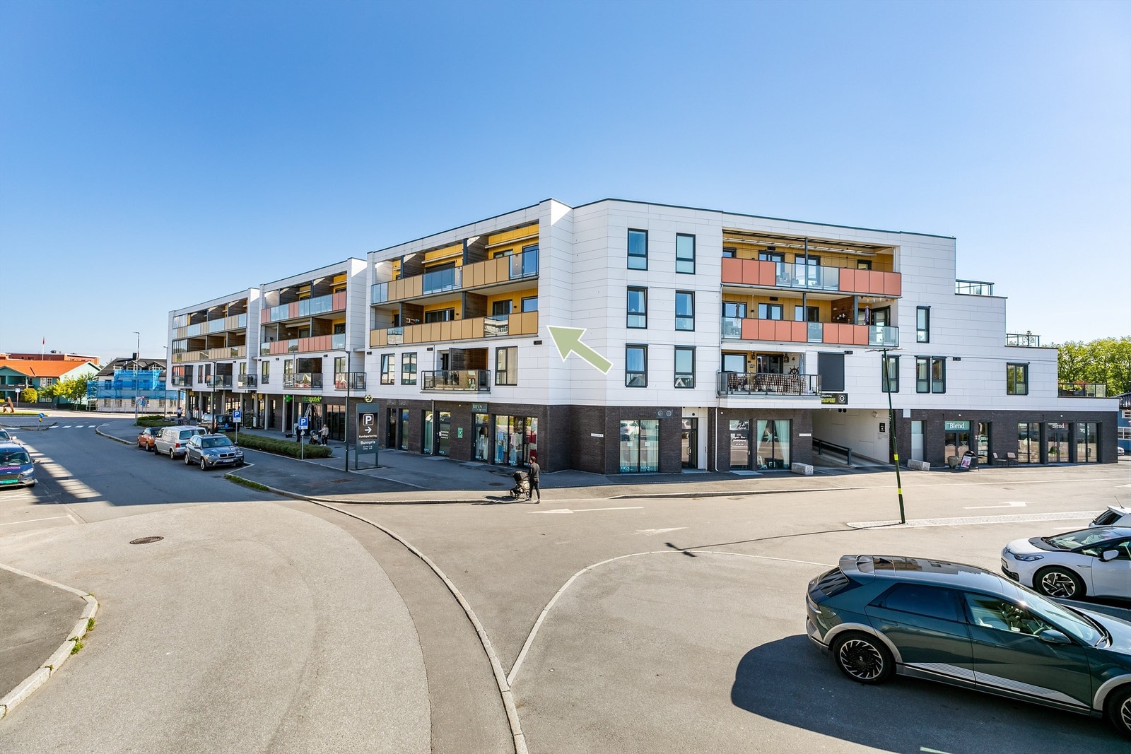 Høyden av tredje etasje gir god avstand til gatenivået. Dagligvareforretning, apotek og frisør er lett tilgjengelig i samme bygg. Galleribilde