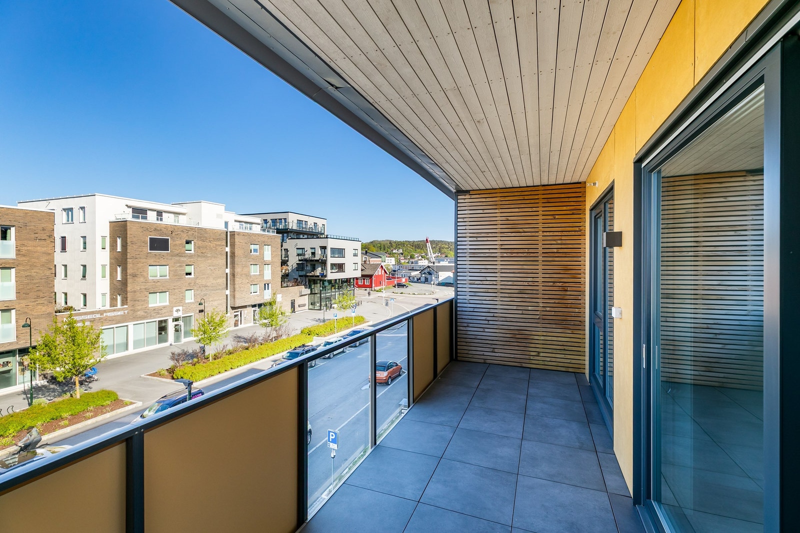Sommerstid er solen på verandaen frem til sene kveldstimer. Galleribilde