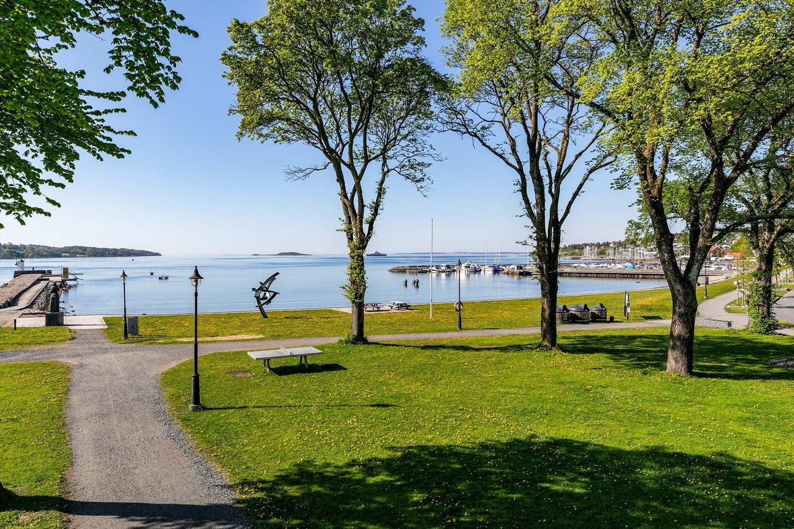 Fra Glassverket 4 er det kun få meters lett gange ned til sjøen og noen av Jeløys fineste sandstrender. Galleribilde