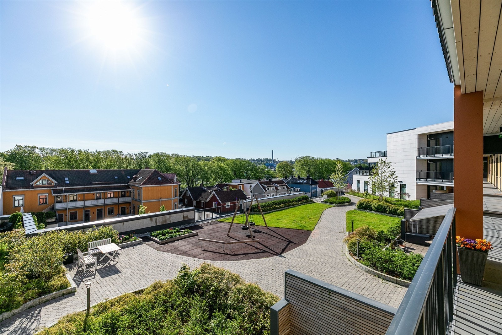 Deilig morgen- og formiddagssol er det både på svalgangen og i takhagen. Galleribilde