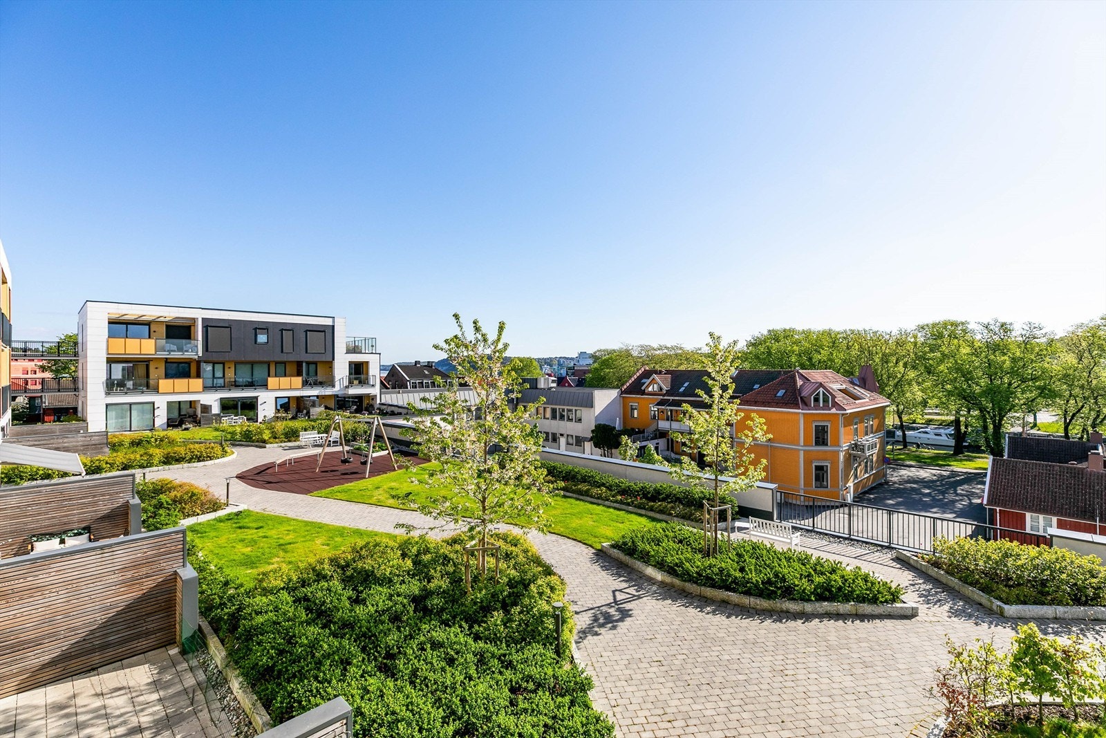På svalgangen utenfor egen inngangsdør sees et flott skue over takhagen og den vakre Kanalparken nedenfor. Fotograf; Børge Oppegård. Galleribilde