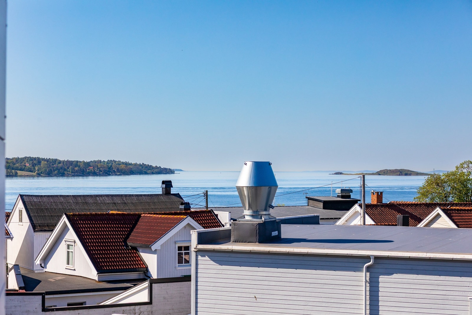 Langstrakt utsikt til Oslofjorden - sett fra verandaen og fremhevet med zoom. Galleribilde