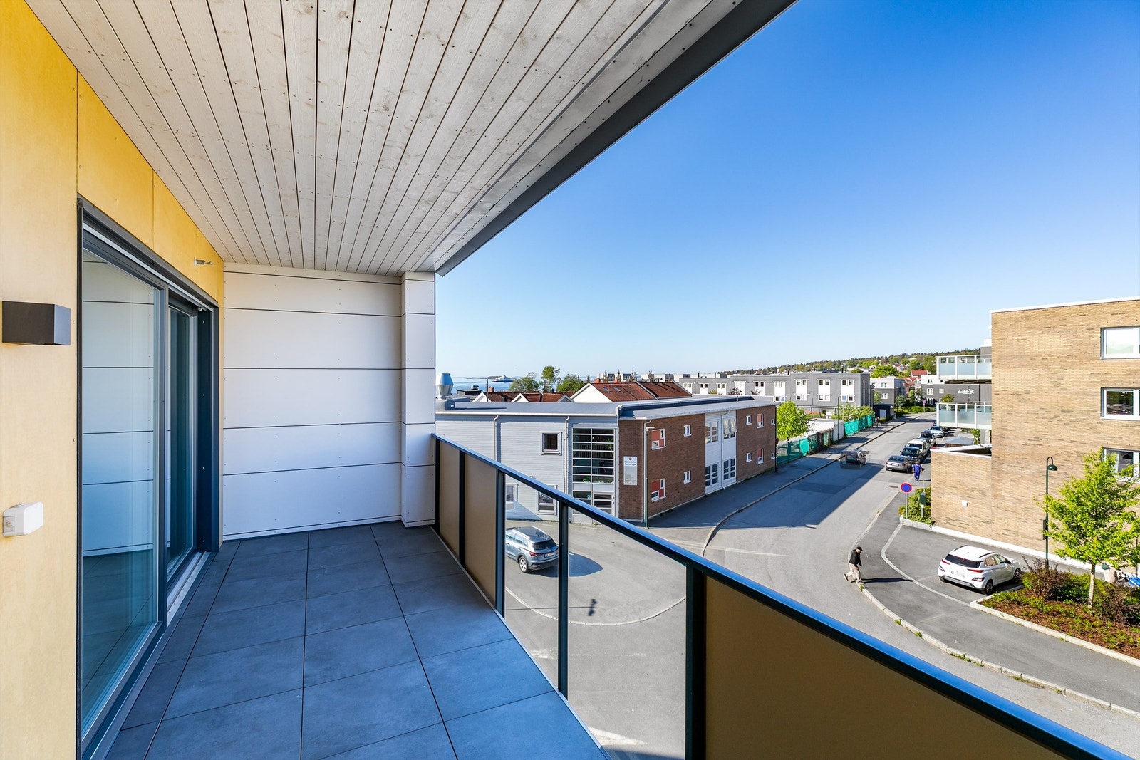 På verandaen er det både fjordutsikt å se og sol å oppleve fra utpå ettermiddagene sommerstid. Galleribilde