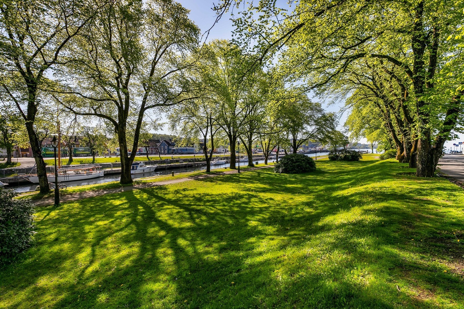 Med idylliske parkmiljø i nabolaget er det lite som antyder hvor sentralt du faktisk bor i Glassverket 4. Galleribilde