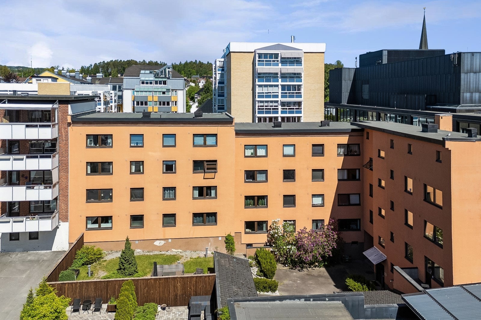 Fra leiligheten er det også kort vei til rekreasjonsområder som Mjøsfronten og Koigen ved Mjøsa. Galleribilde