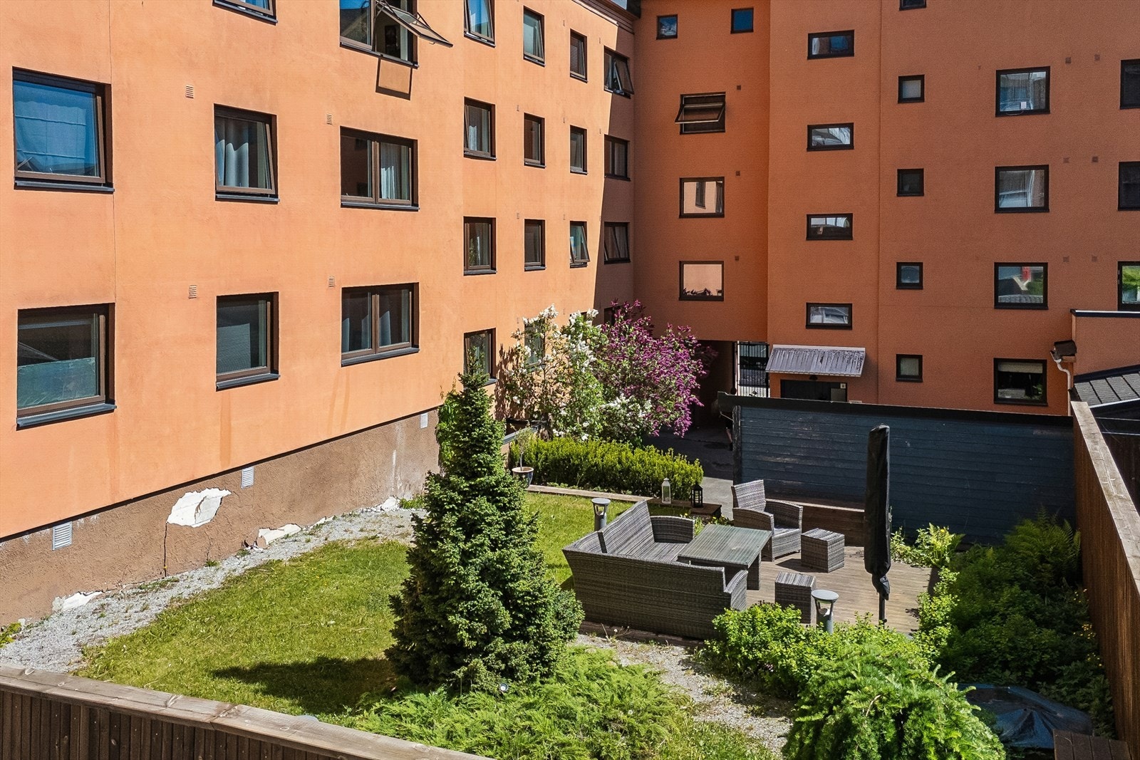 Borettslaget har et hyggelig, felles gårdsrom med sittegruppe og grøntareal. Galleribilde