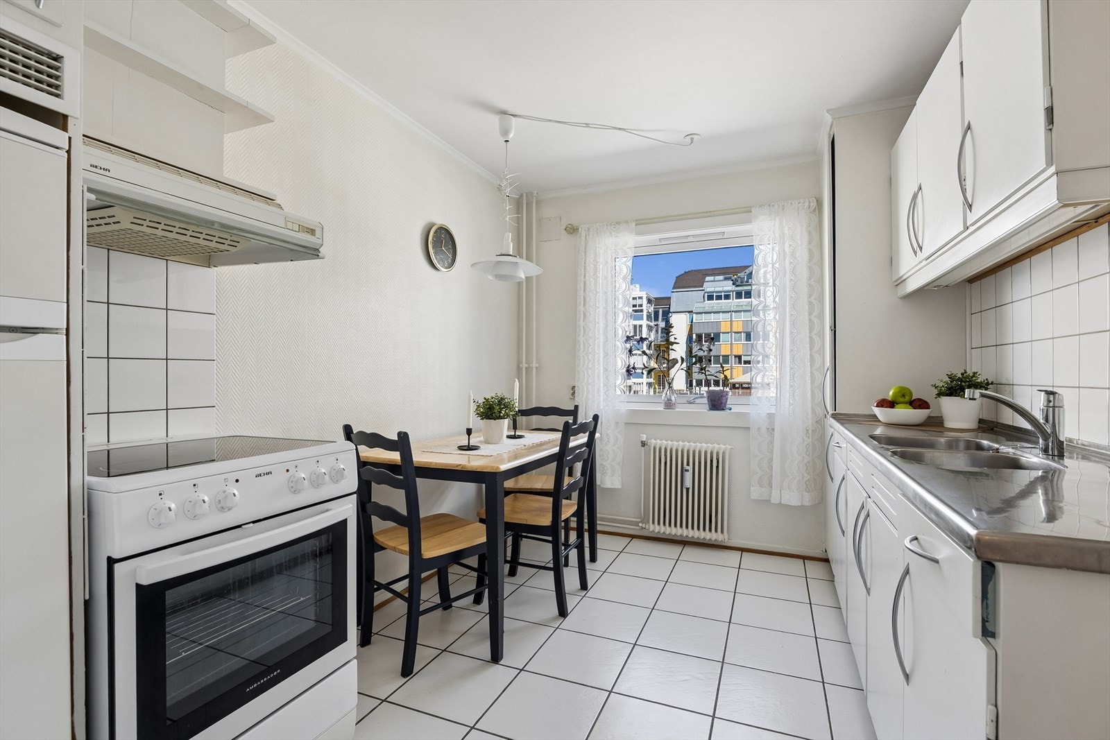 Kjøkkenet har plass til en hyggelig spiseplass ved vinduet. Innredningen har slette fronter og benkebeslag i stål. Galleribilde