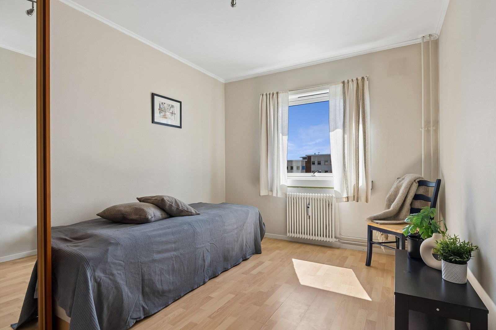 Begge soverommene er utstyrt med vannbårne radiatorer for en jevn og behagelig varme. Galleribilde