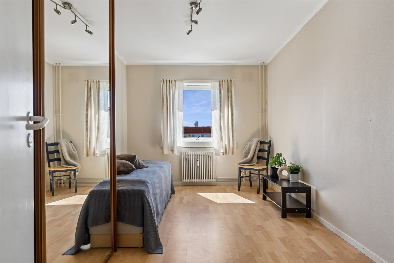 Leiligheten har to soverom. Hovedsoverommet har plass til dobbeltseng og garderobeløsning. Galleribilde
