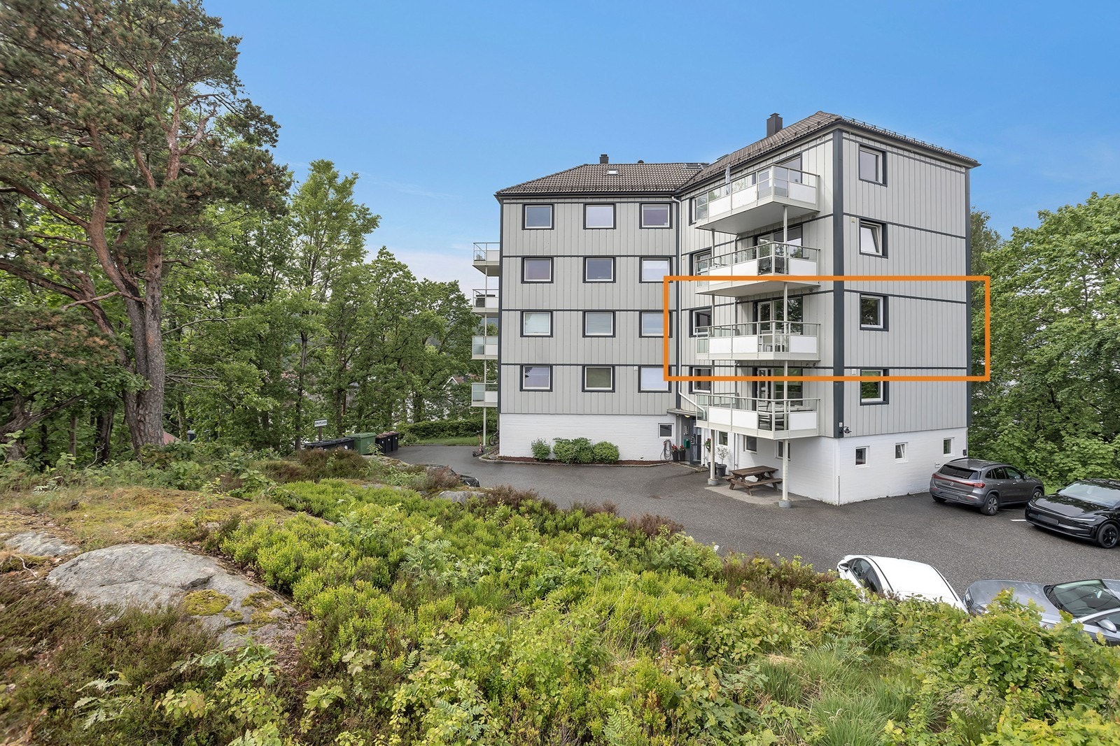 I nærheten finner man Bystranda, Baneheia og Kvadraturen. Rett ved leiligheten ligger busstopp med hyppige avganger. Galleribilde