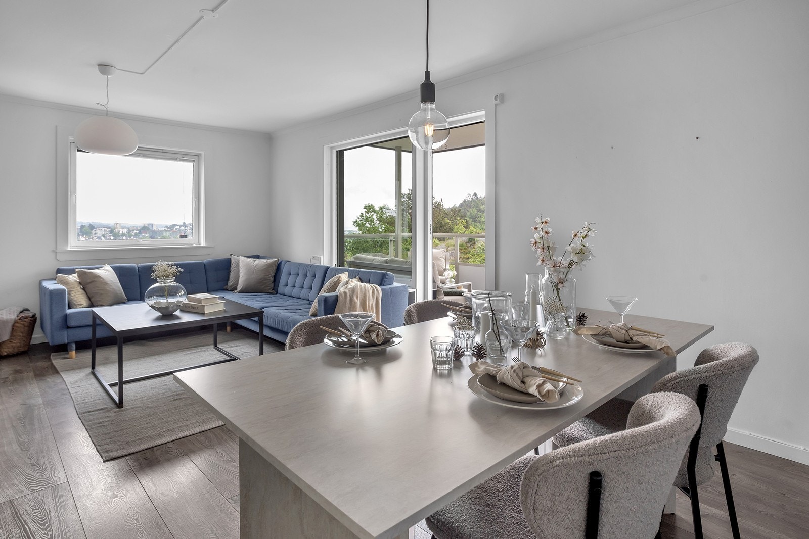 Den nydelige utsikten over Lund, Otra og innseilingen til Kristiansand kan du nyte fra de fleste rom. Stuen er stor med gode møbleringsmuligheter med plass til både sofa- og spisegruppe. Galleribilde