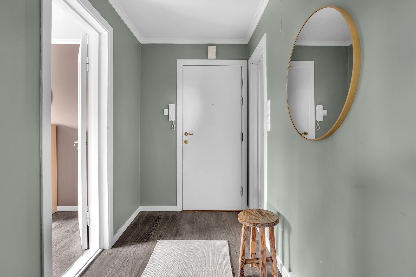 Innbydende entrè. Det medfølger 3 boder til leiligheten. Galleribilde