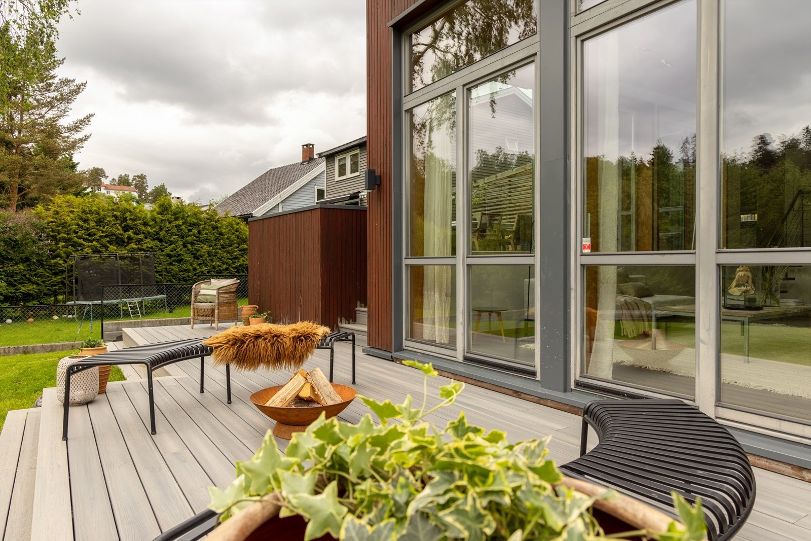 Dette er terrassen utenfor stuen. Trappen leder videre opp til terrassen ved kjøkkenet, noe som skaper en god sammenheng mellom boligens uteplasser. Galleribilde