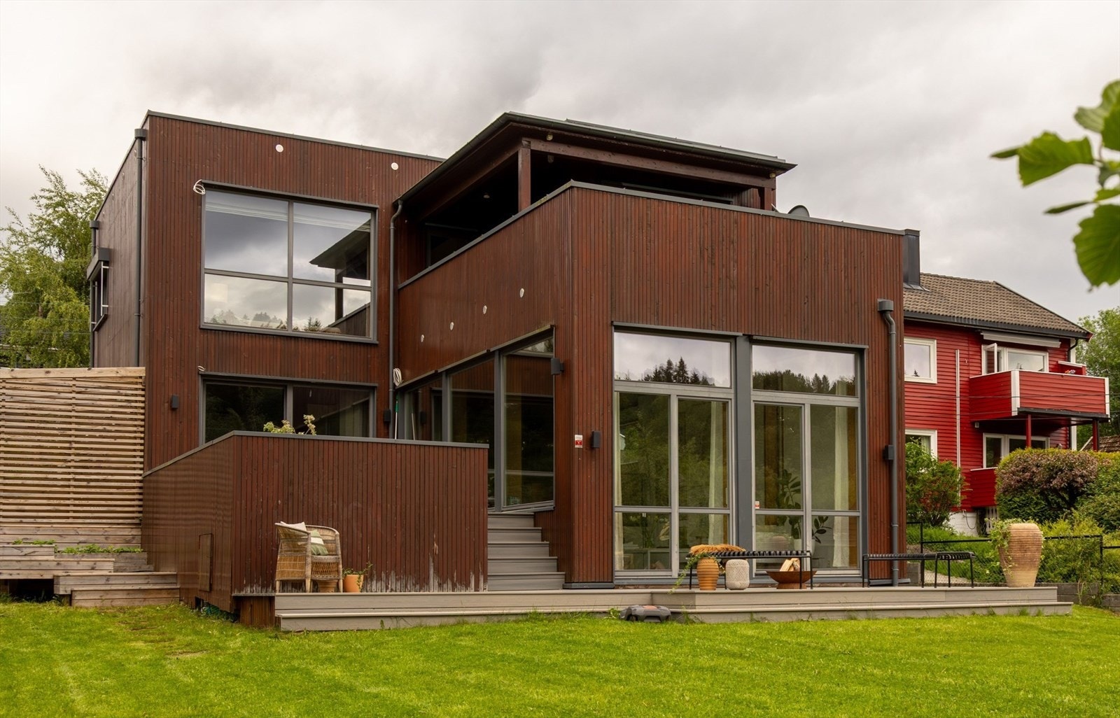 Velkommen til Abildsøveien 37 | Denne imponerende boligen som er områdets desidert største, er tegnet av den anerkjente arkitekten Truls Thorenfeldt. Med en stor og solrik tomt tilbyr eiendommen alt man kan ønske seg av plass, komfort og livskvalitet. Galleribilde