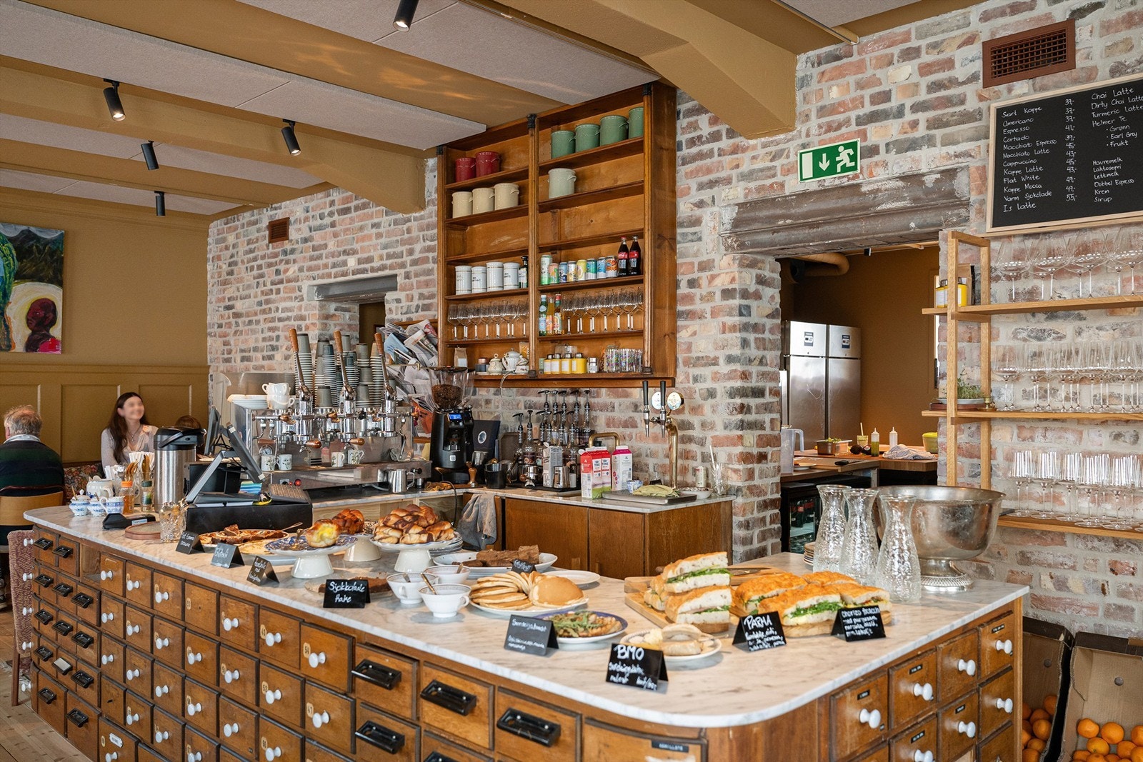 Caféen er i kort gangavstand fra leiligheten, og er et kjekt tilskudd til nabolaget Galleribilde