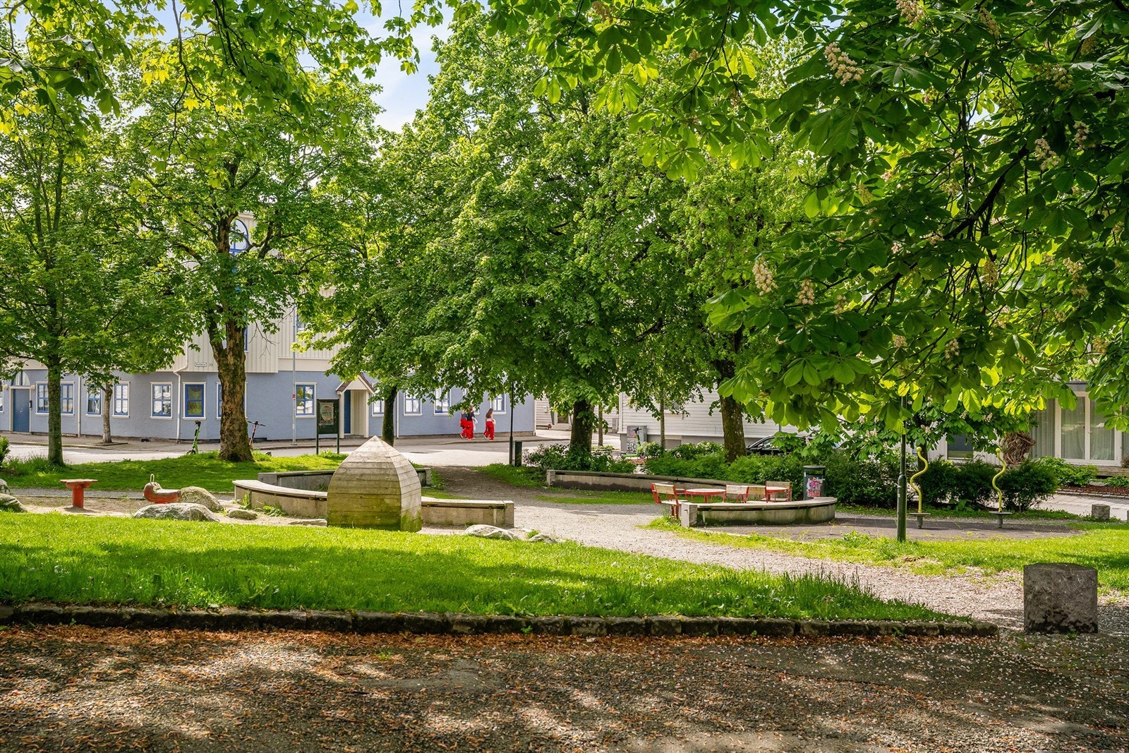 Hyggelig lekeplass ved Hetlandskirken Galleribilde