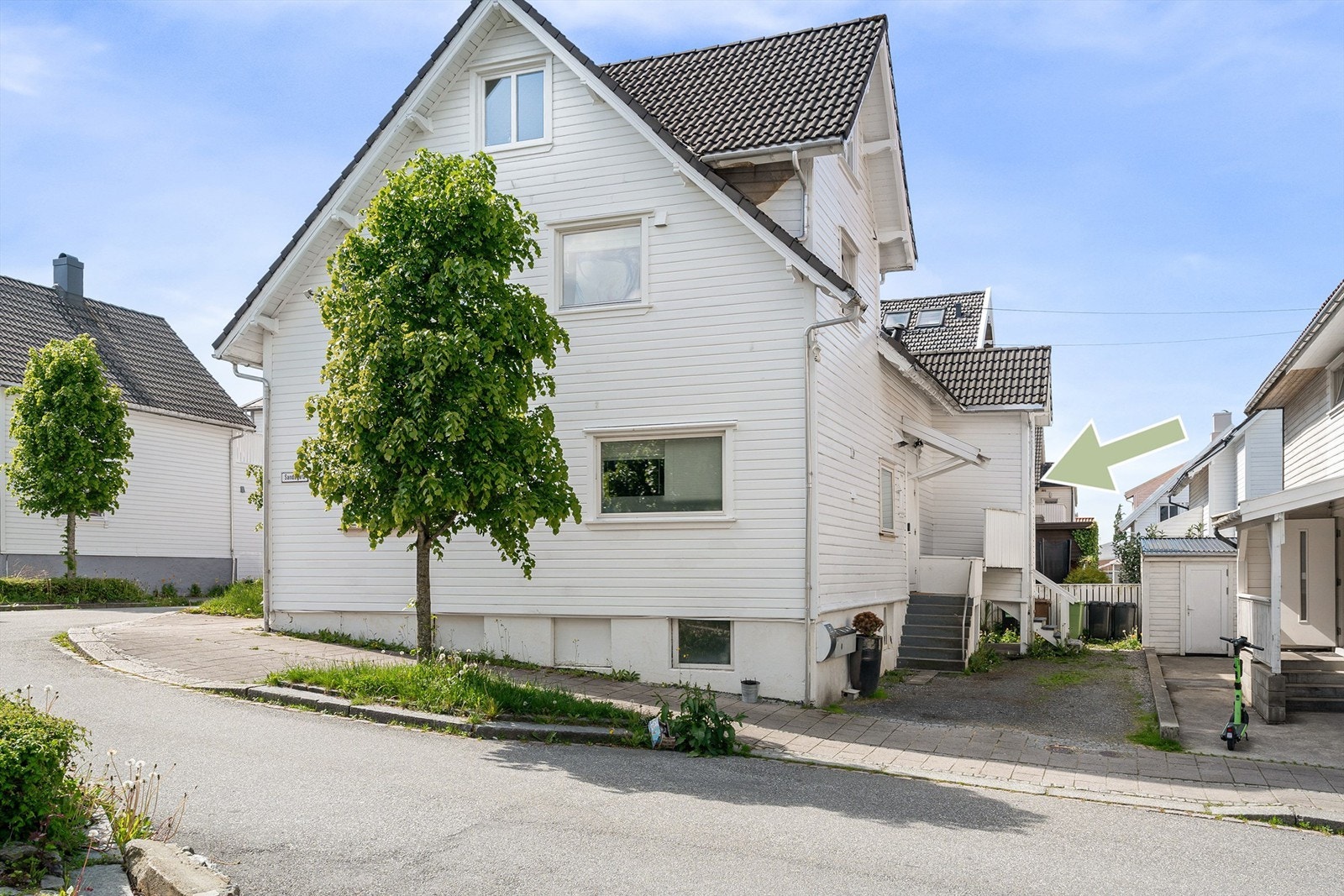 Leiligheten er en del av et sameie med 3 seksjoner, og har et eget separat inngangsparti Galleribilde