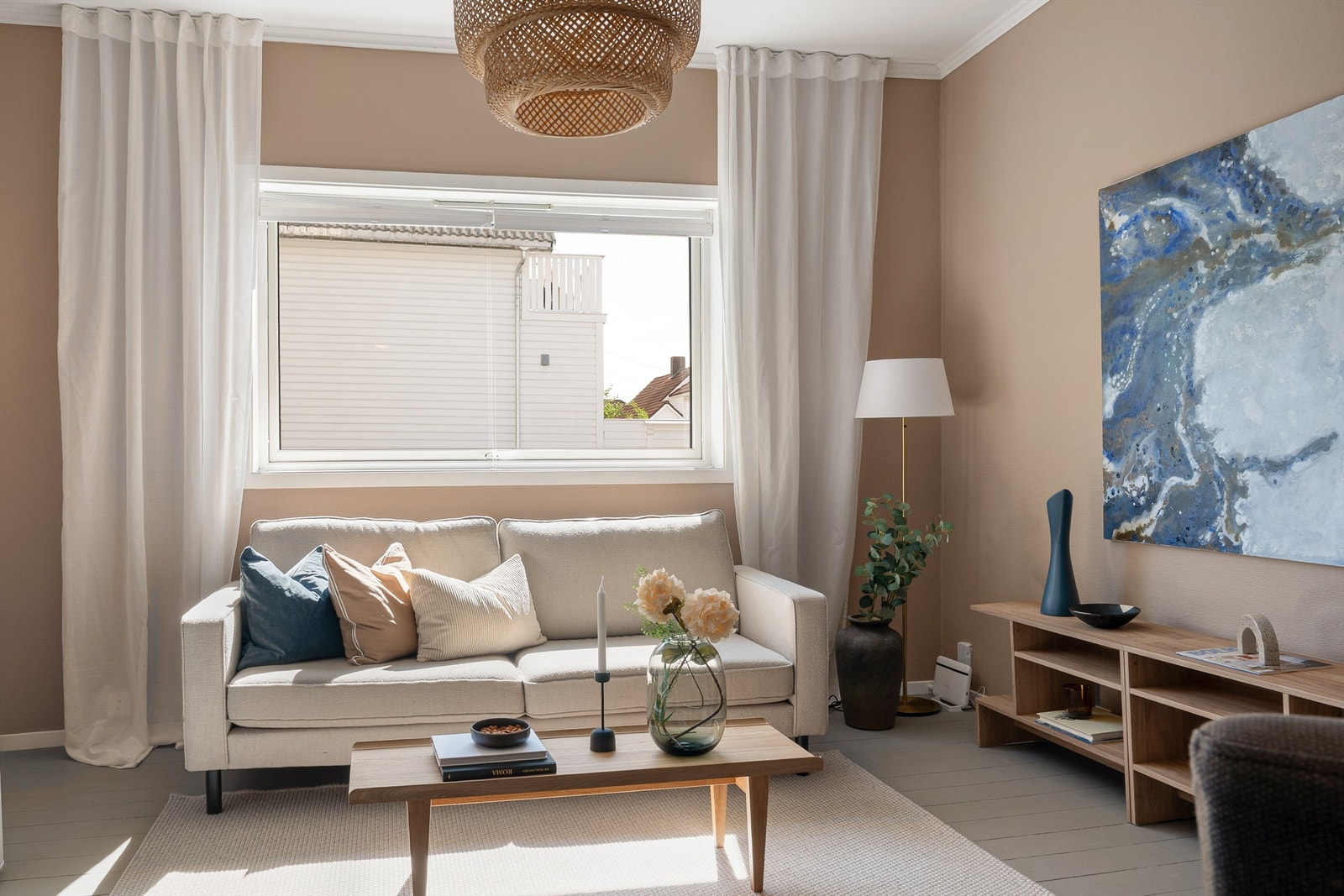 Amalie Barseth v/Krogsveen Eiendom ønsker velkommen til Sandsgata 74B! Foto: Kristine Tofte Galleribilde