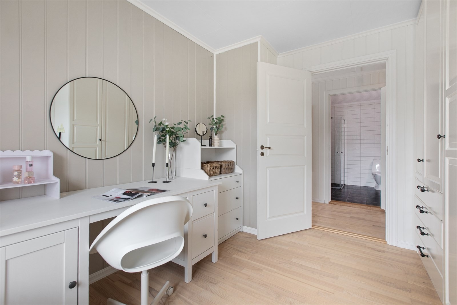 Alle tre soverommene er praktisk plassert i en egen del av leiligheten, adskilt fra stuen. Garderobe medfølger. Galleribilde