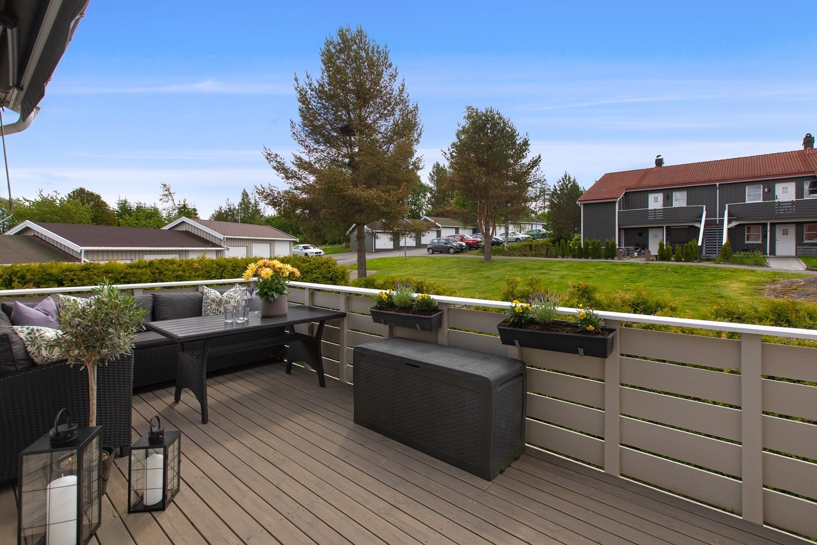 Fra stuen er det utgang til en romslig veranda på ca. 13 m². Endebeliggenhet og gode solforhold! Galleribilde