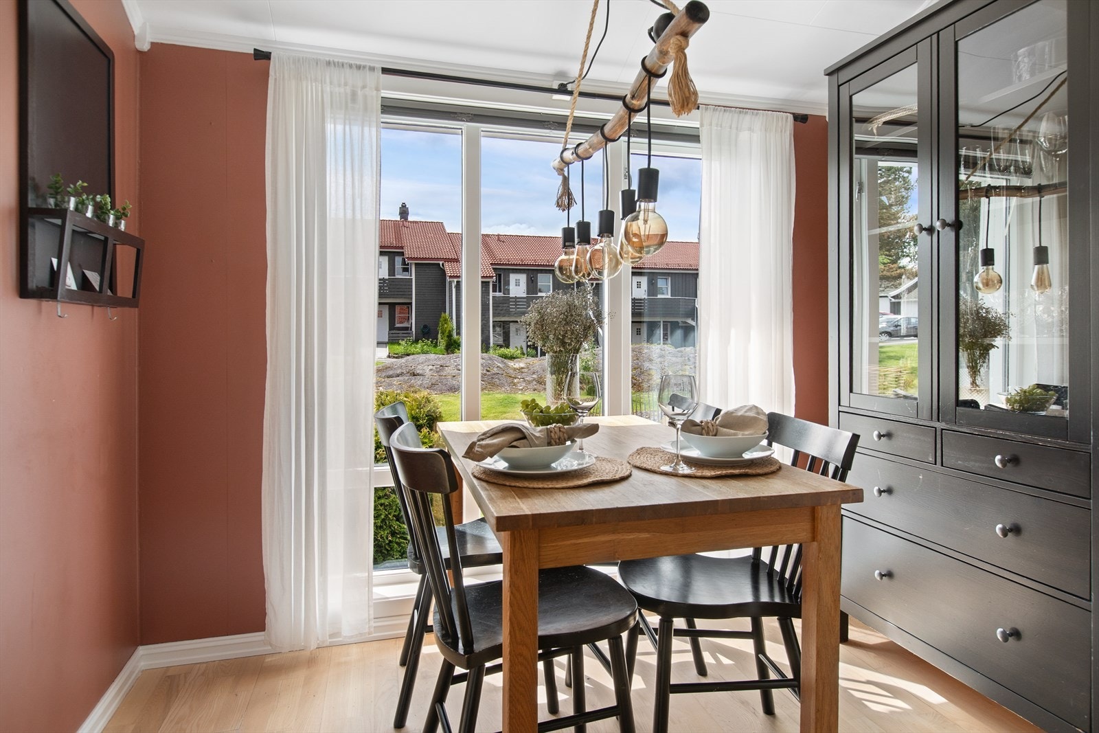 Koselig spiseplass med mye lys. Galleribilde