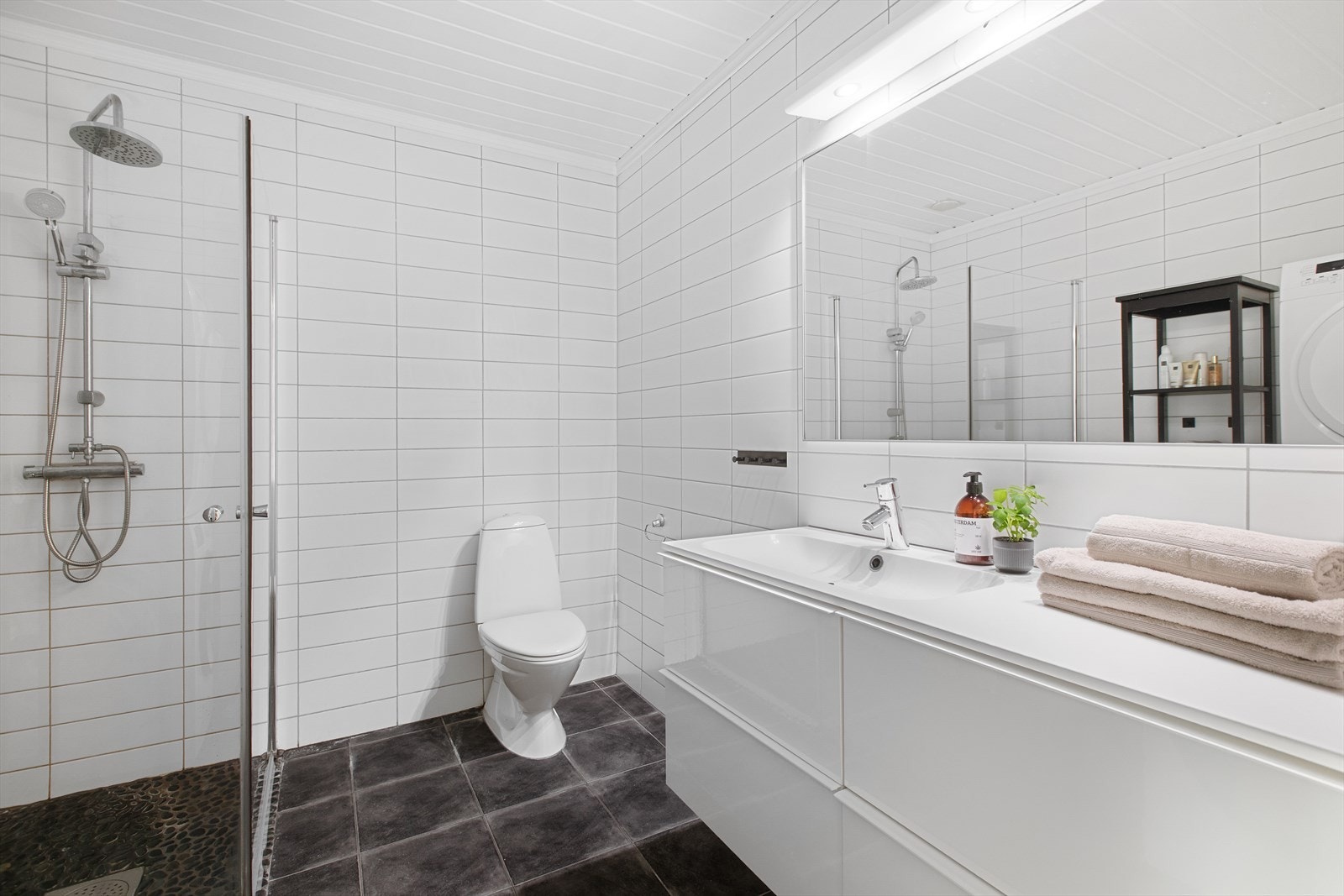 Badet ble oppgradert i 2011 og har flislagt gulv med elektriske varmekabler. Galleribilde