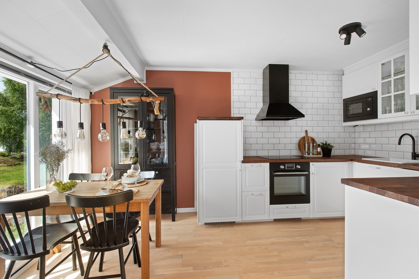 Spiseplassen er en naturlig del av den åpne løsningen, med god plass til et stort spisebord. Galleribilde
