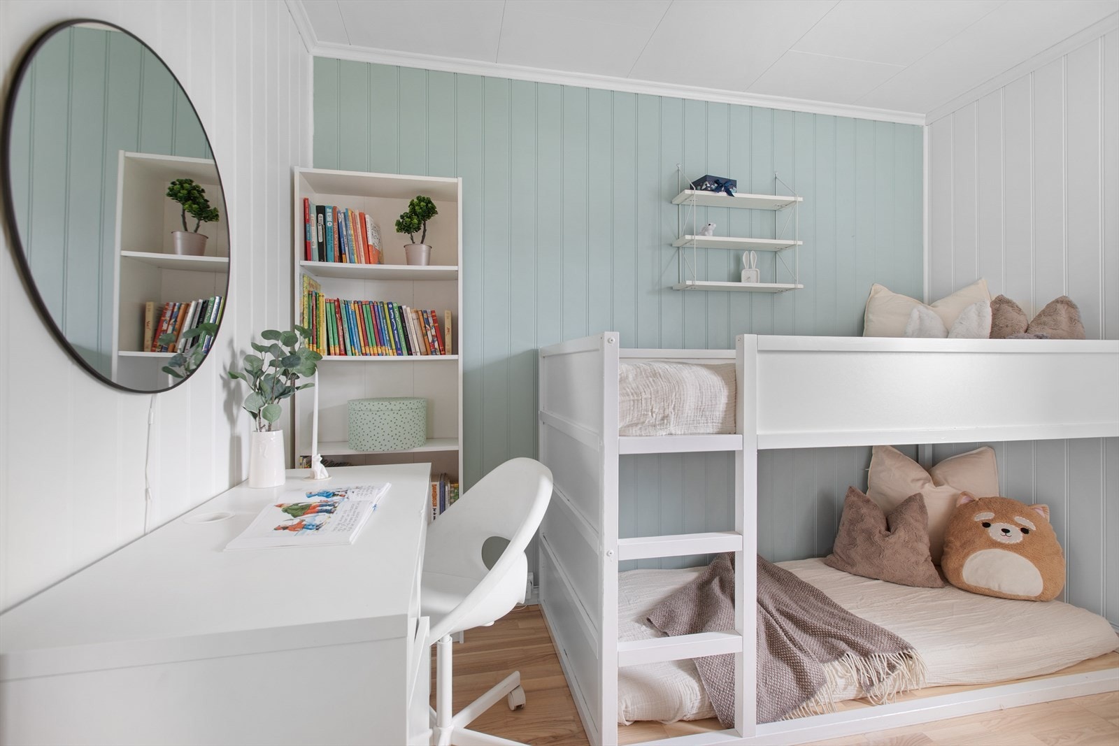 Leiligheten inneholder tre soverom, alle med parkett på gulv og malte veggflater. Galleribilde