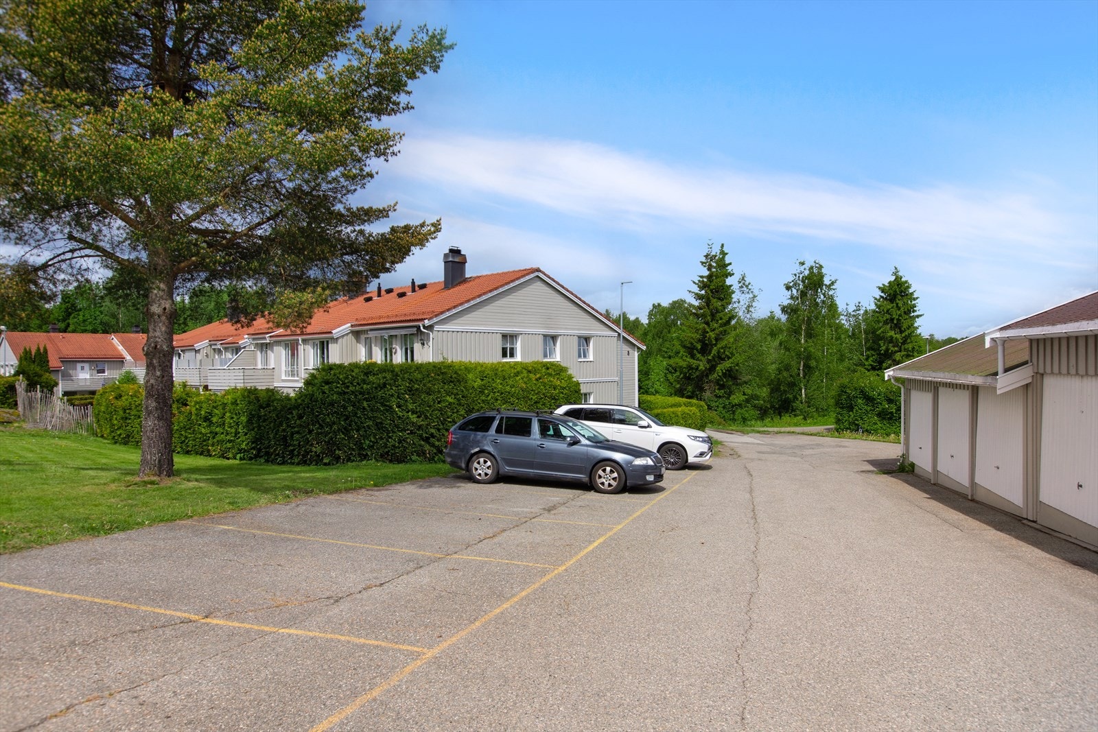 Det medfølger en garasjeplass i felles anlegg. Attraktiv endeleilighet i 2. etg. Alle vinduer som synes på kortveggen tilhører leiligheten. Galleribilde