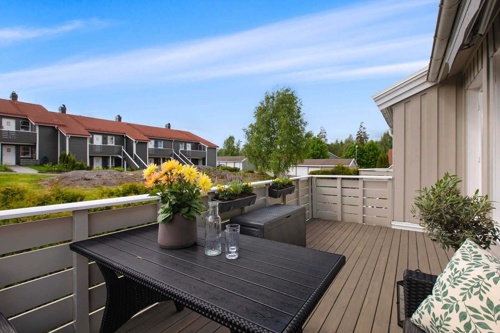 verandaen er bygget med impregnert bjelkelag og terrassebord, og har god plass til utemøbler. Galleribilde