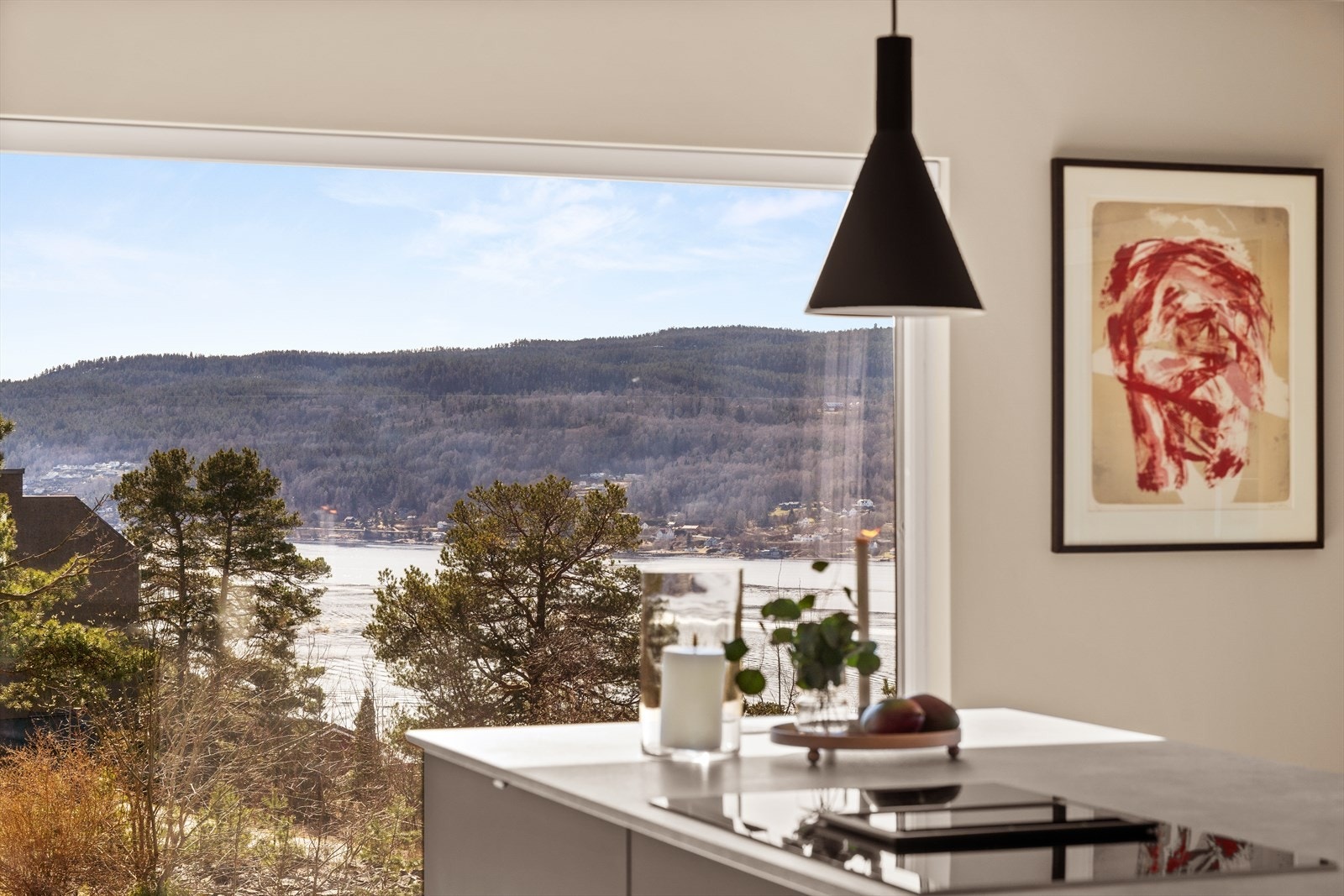 Fra det store vinduet kan man nyte boligens flotte utsikt Galleribilde