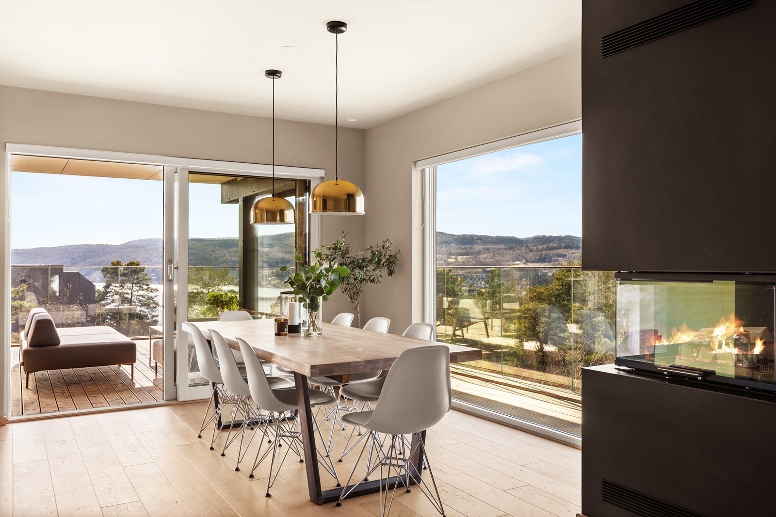 Stuen er i likhet med store deler av boligen lekkert utført med downlights i himling, delikate farger på overflatene og et flott enstavs parkettgulv med behagelig gulvvarme Galleribilde
