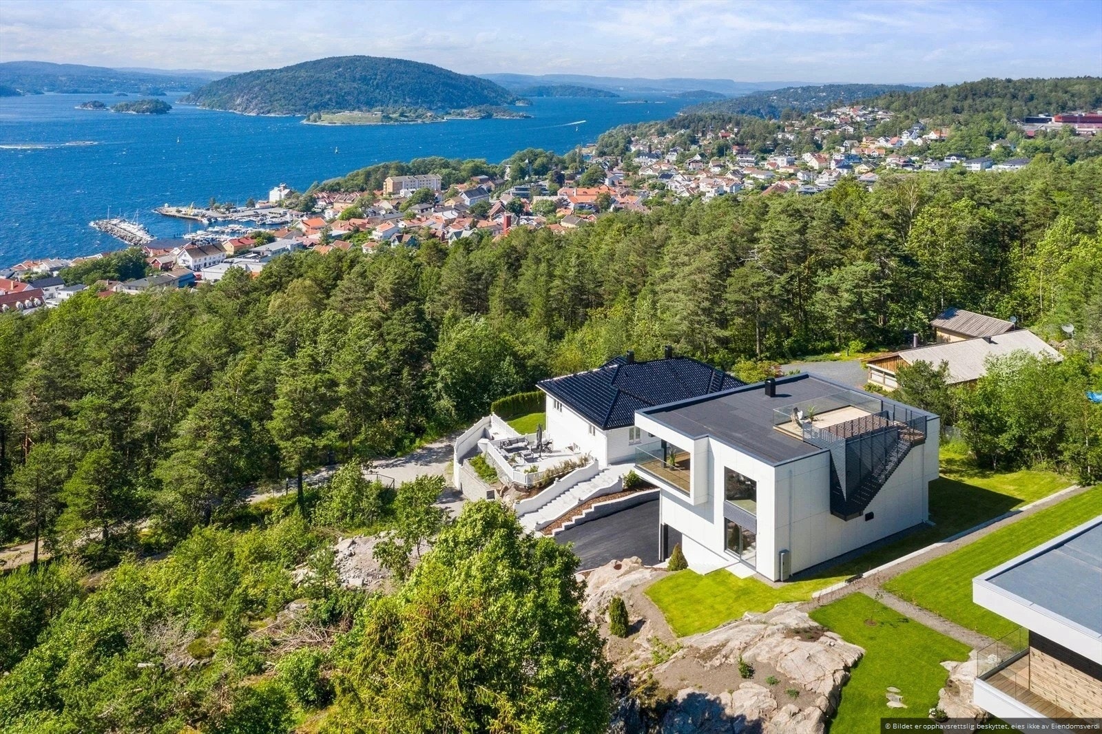 Boligen ligger vestvendt i terrenget med gode sol- og lysforhold, flott sjøutsikt fra boligens 2. etasje og takterrasse Galleribilde