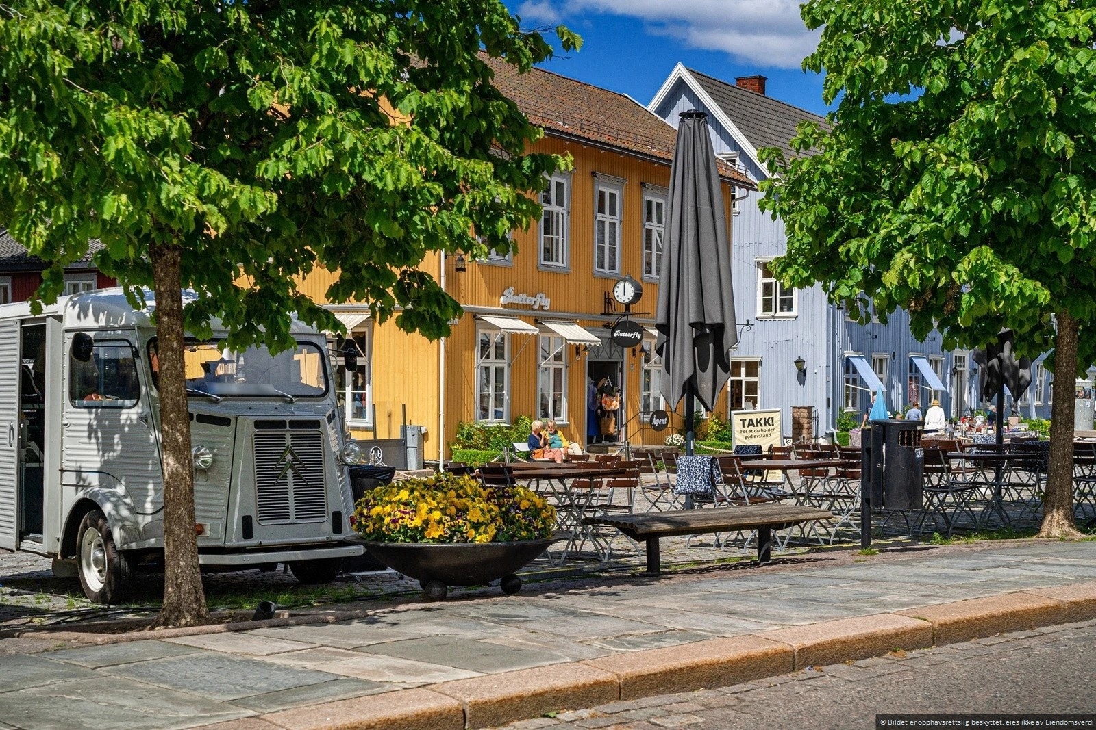 Det er nærhet til skoler, barnehager og Drøbak sentrum med div. forretninger, gallerier og serveringssteder. Galleribilde