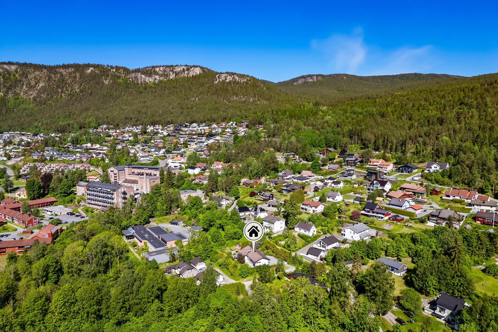 Nabolaget har flere skoler i nærheten, blant annet Solberg skole (1-7 trinn) ca 800 meter unna. Galleribilde