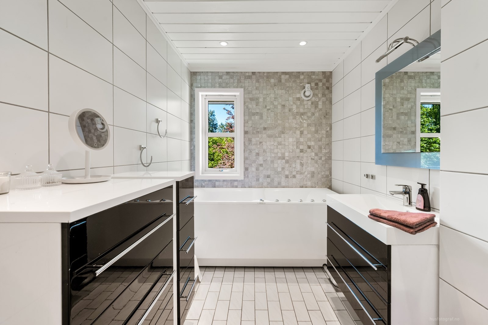 Badet i første etasje ble pusset opp i 2008 og har både boblekar og dusjkabinett. Galleribilde