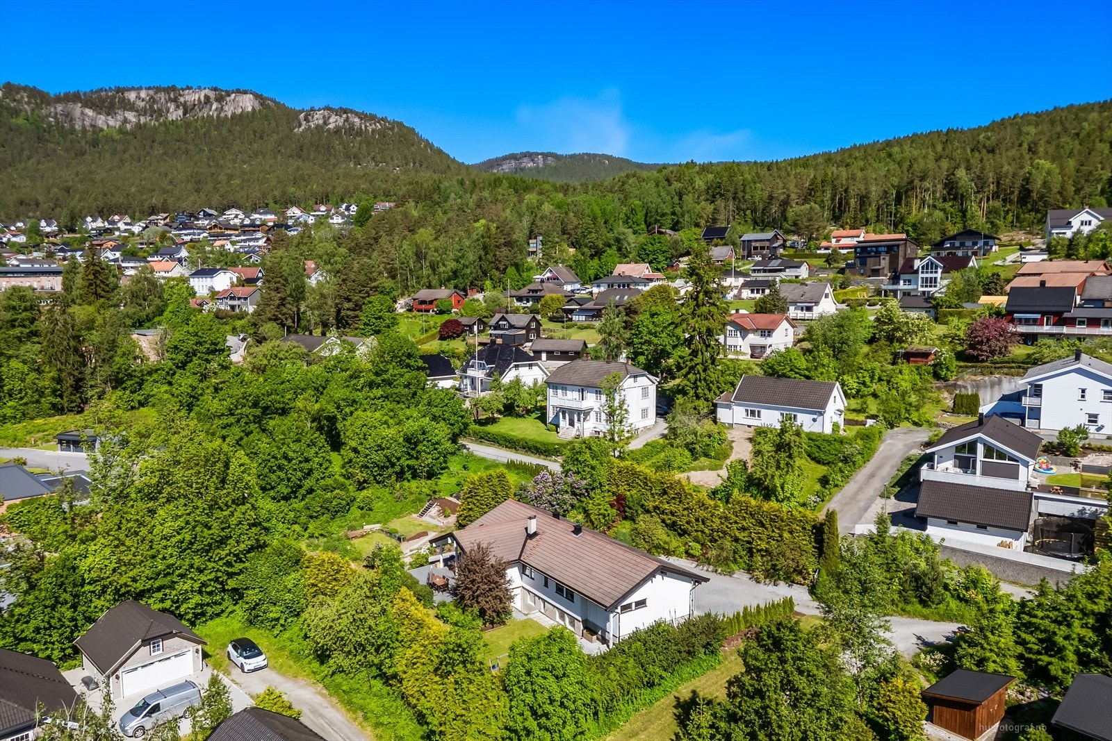 Eiendommen ligger i et rolig og etablert boligområde i skrånende terreng med opparbeidet tomt. Galleribilde