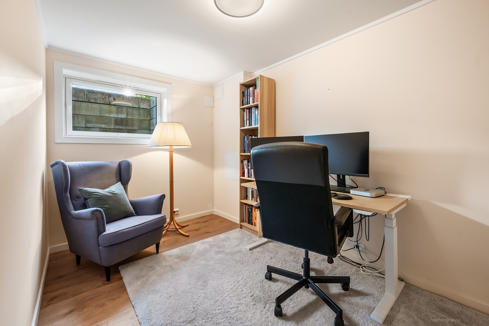 Rommet er iht byggetegning godkjent som soverom. Rommet er i dag innredet som kontor - gode muligheter for en uforstyrret arbeidsplass hjemme. Galleribilde