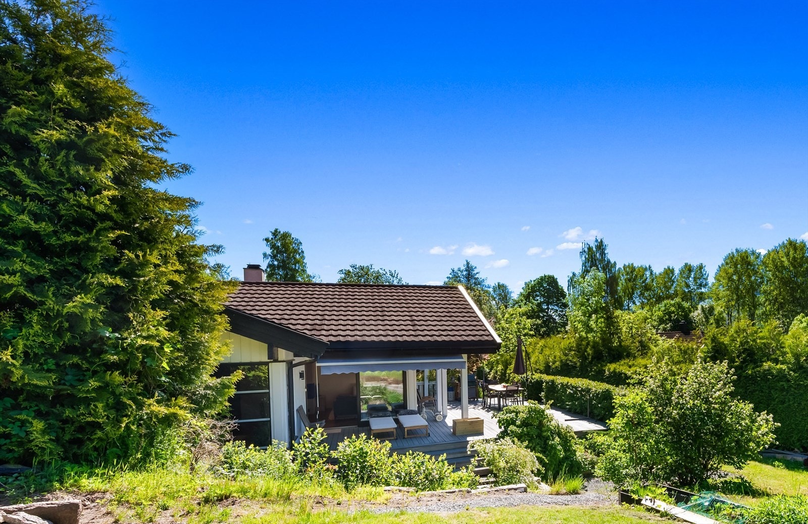 Hagen har en fin gressplen med god plass for lek og aktiviteter for hele familien. Galleribilde