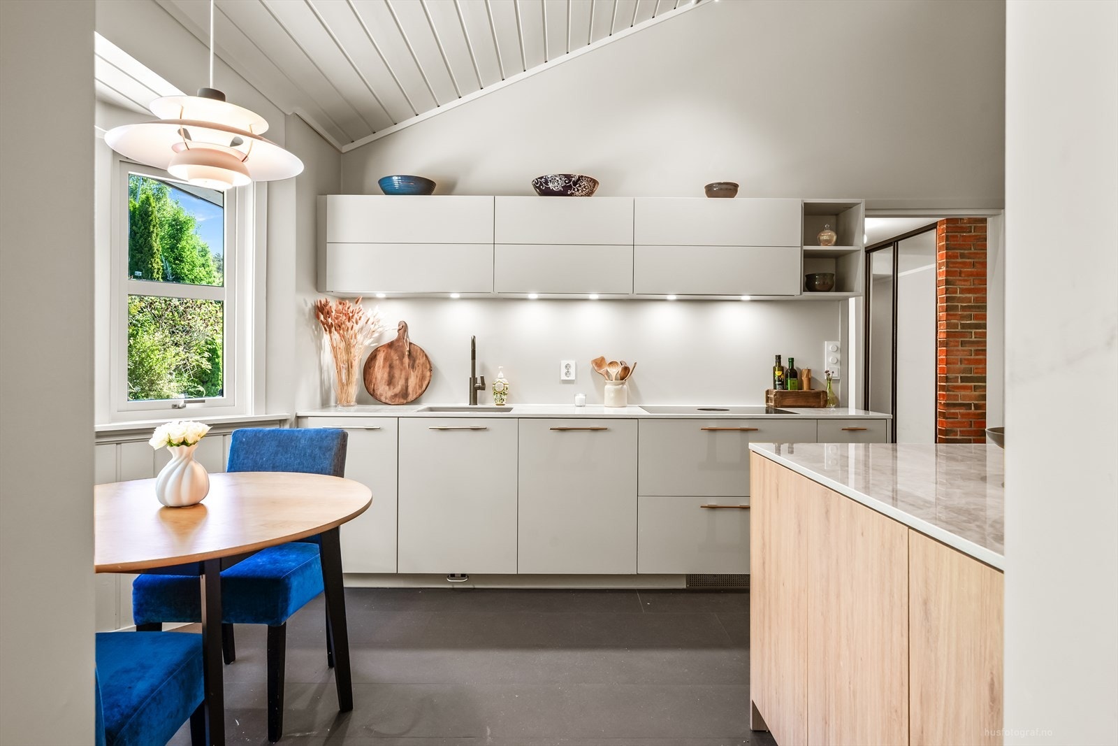 Godt med skap- og benkeplass, samt kjøkkenventilator med kullfilter av høy kvalitet. Galleribilde