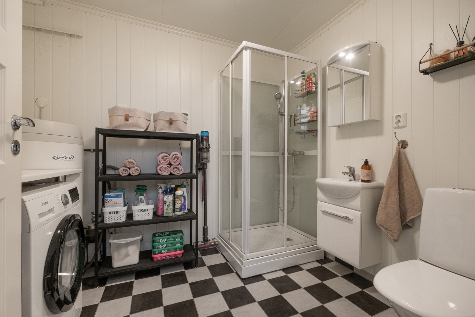 Vaskerommet er utstyrt med opplegg vaskemaskin, vv-tank, wc, servant og dusjkabinett. (Dusj ikke inkludert i opprinnelige byggtegninger. Se under Ferdigattest/ brukstillatelse om lovlighet) Galleribilde