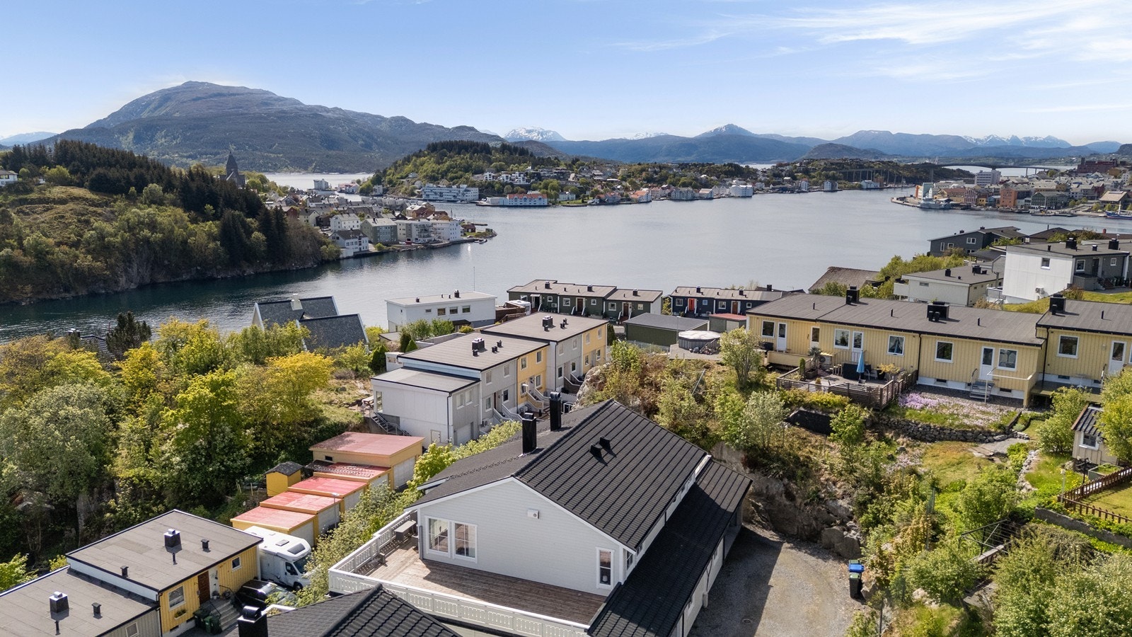 Boligen har en attraktiv beliggenhet med utsikt mot Freikollen, havnebassenget og omkringliggende by og natur. Galleribilde
