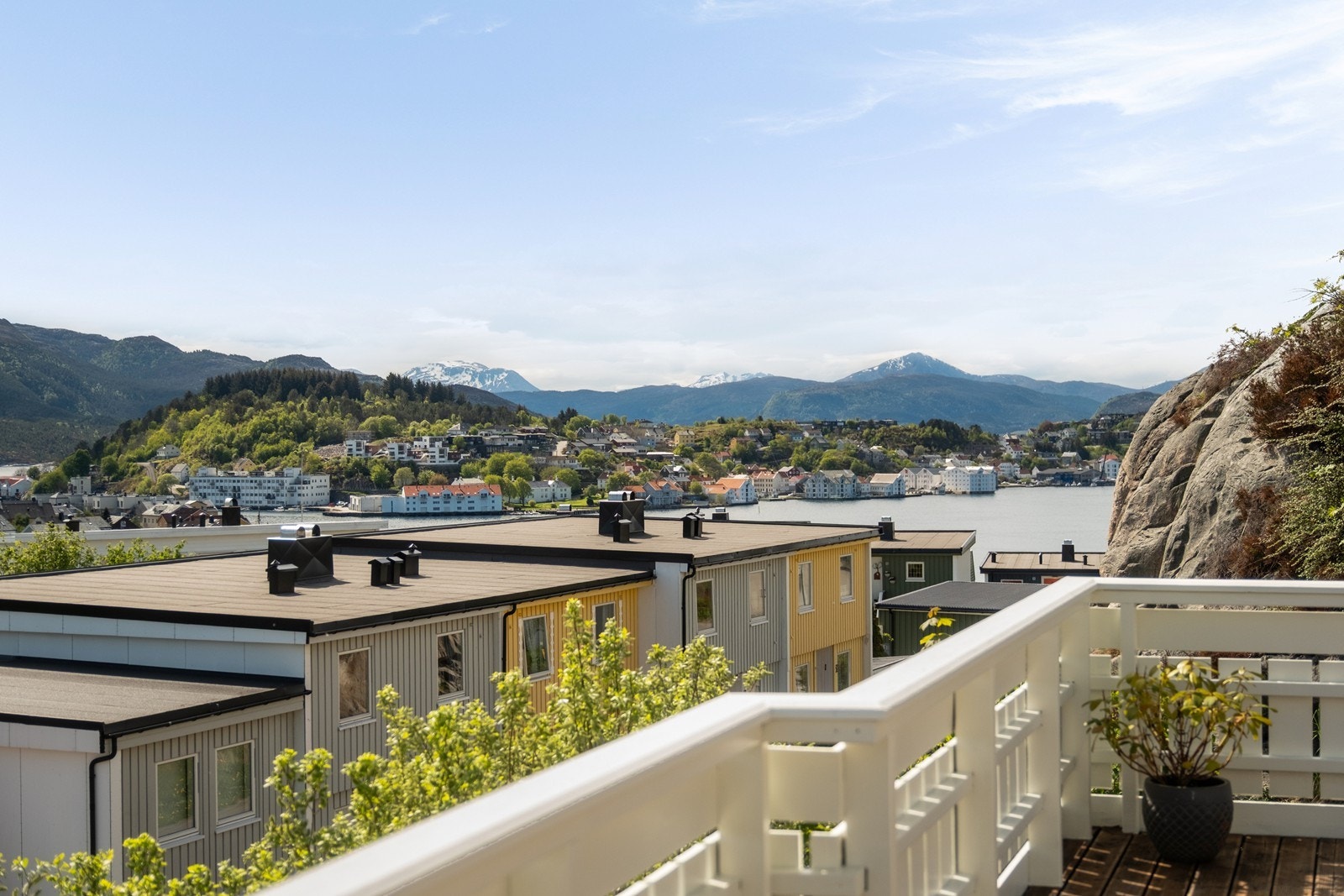 Fra verandaen kan man se båttrafikken i havnebassenget og i bakgrunnen ser man blant annet Harstadfjellet, Snøtind og Meekknoken. Galleribilde