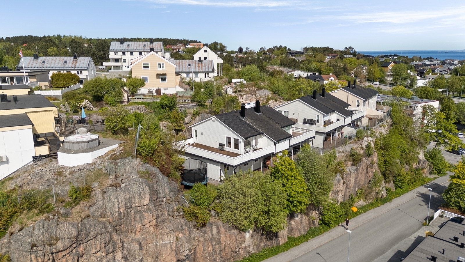 Huset ligger høyt på kanten av Steinberget, som gir åpen og fri beliggenhet uten hindringer. Galleribilde