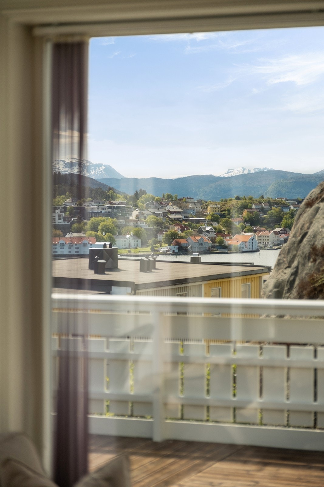 Man har kjempefin utsikt mot havnebassenget og Innlandet, med bakenforliggende fjell. Galleribilde